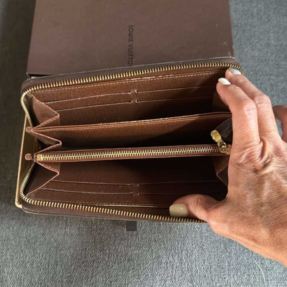 Authentic Louis Vuitton Zippy Wallet Monogram - Picture 9 of 9